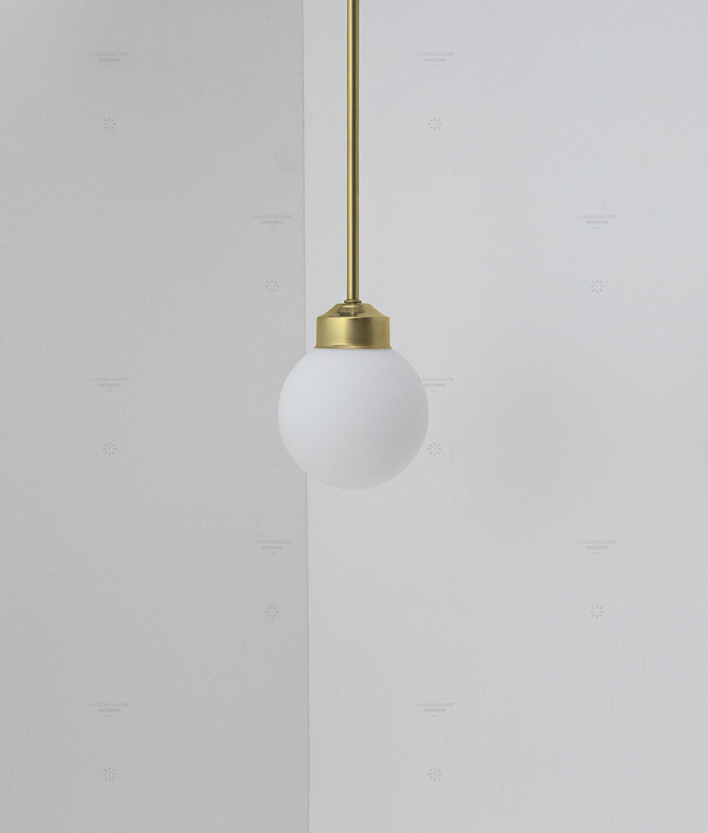 Suspension "Bistro" laiton, petite verrerie boule opaline mate, modèle court, 30cm, éteinte