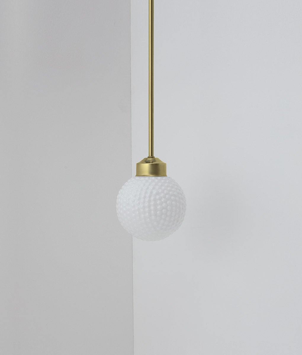 Suspension "Bistro" laiton, verrerie boule opaline bullée, modèle moyen, éteinte