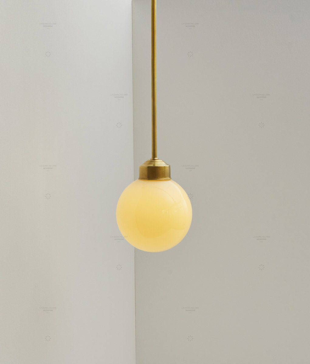 Suspension "Bistro" laiton, verrerie boule en opaline crème satinée - La Quincaillerie moderne