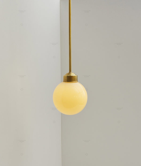 Suspension "Bistro" laiton, verrerie boule en opaline crème satinée - La Quincaillerie moderne