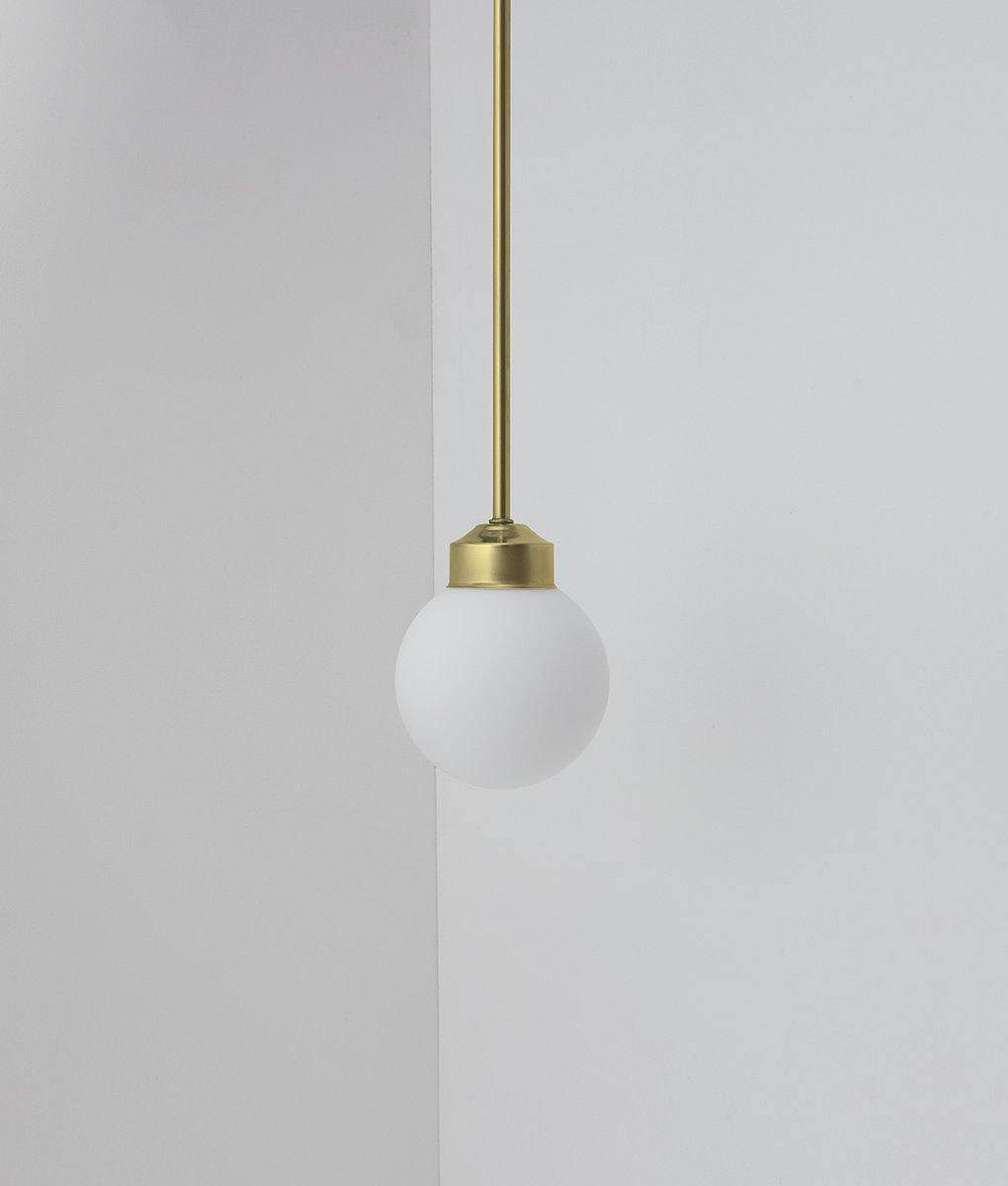 Suspension "Bistro" laiton, petite verrerie boule opaline mate, modèle moyen, éteinte