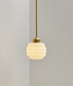 Suspension "Bistro" laiton, verrerie "Plissé" satinée, modèle moyen