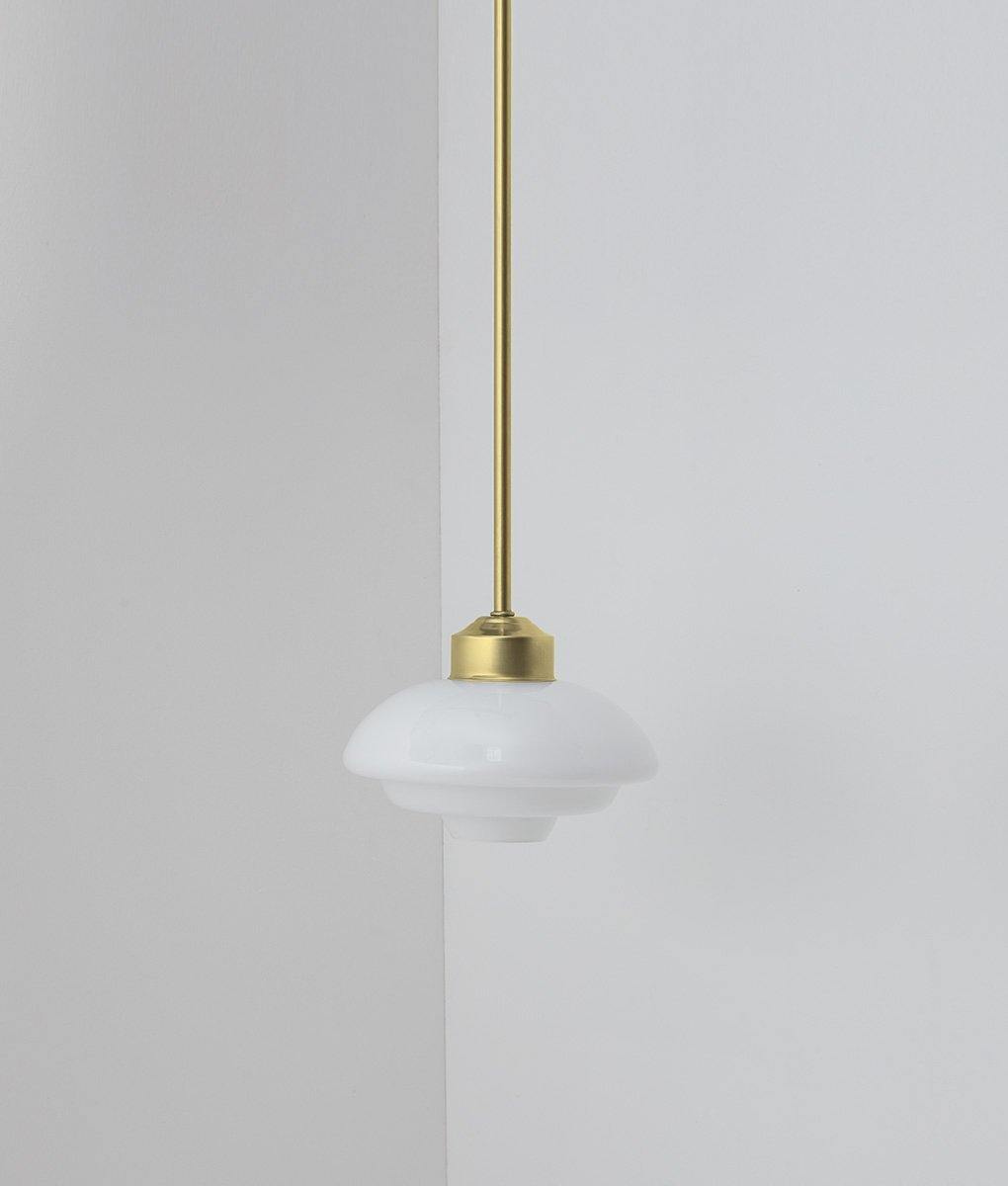 Suspension "Bistro" laiton, verrerie opaline "artichaut", modèle long, éteinte