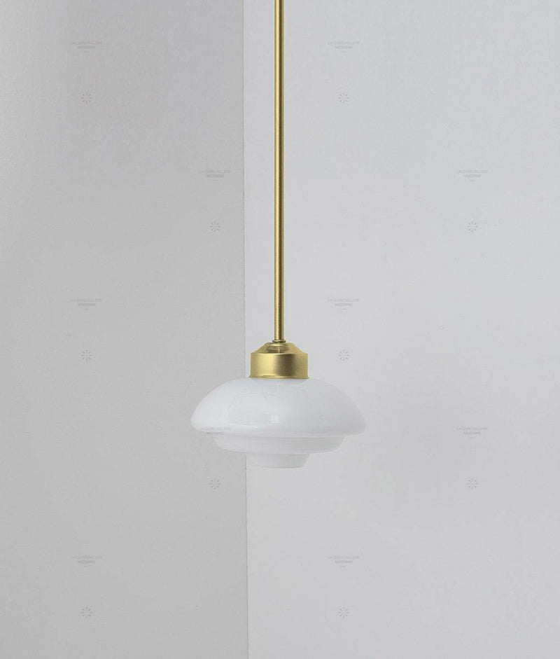 Suspension "Bistro" laiton, verrerie opaline "artichaut", modèle long, éteinte