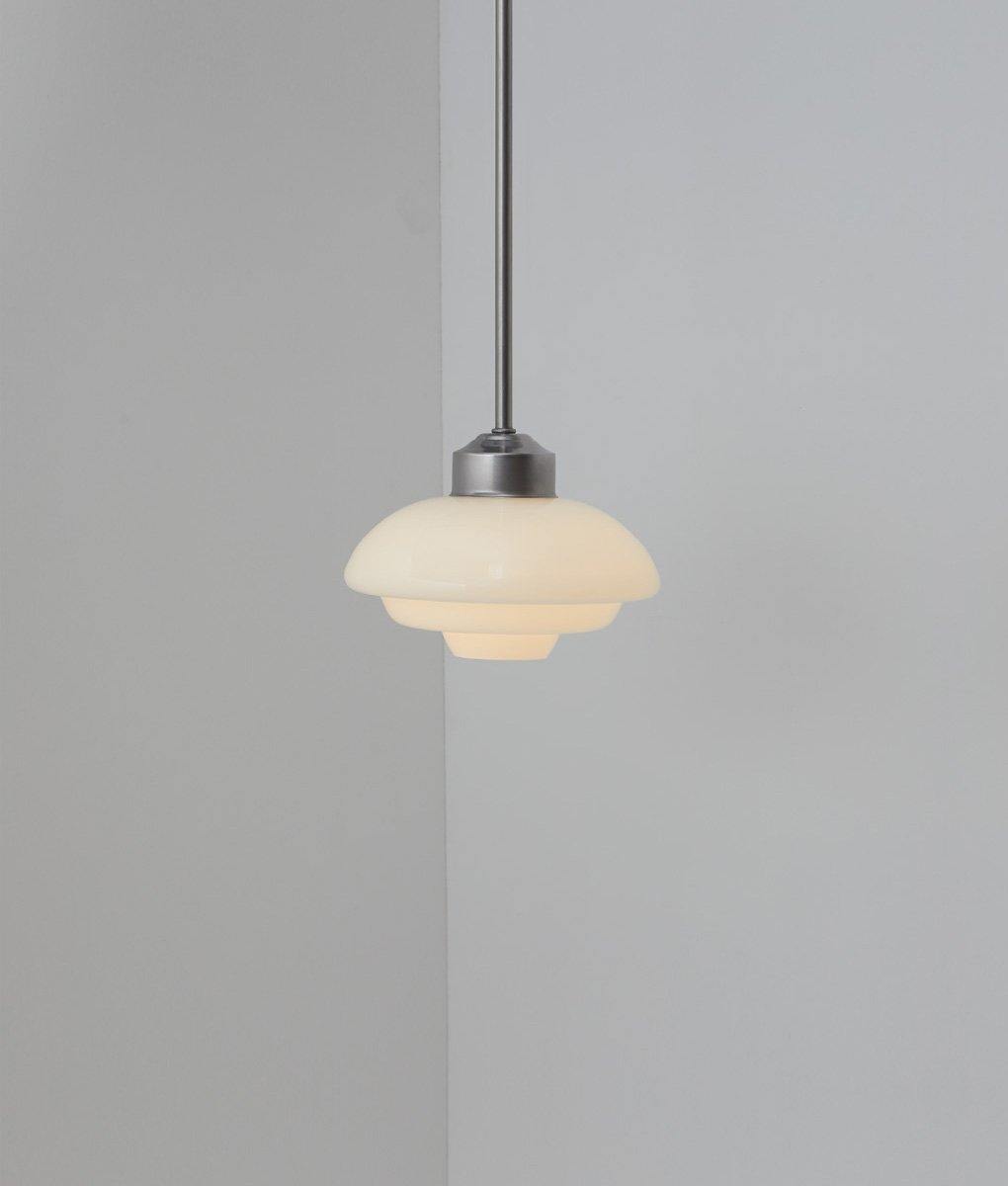 Suspension "Bistro", verrerie en opaline "artichaut", modèle court, allumée
