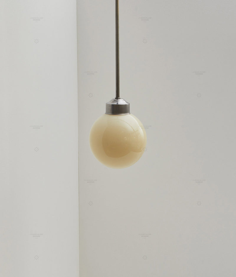 Suspension "Bistro", verrerie boule en opaline crème satinée, modèle court