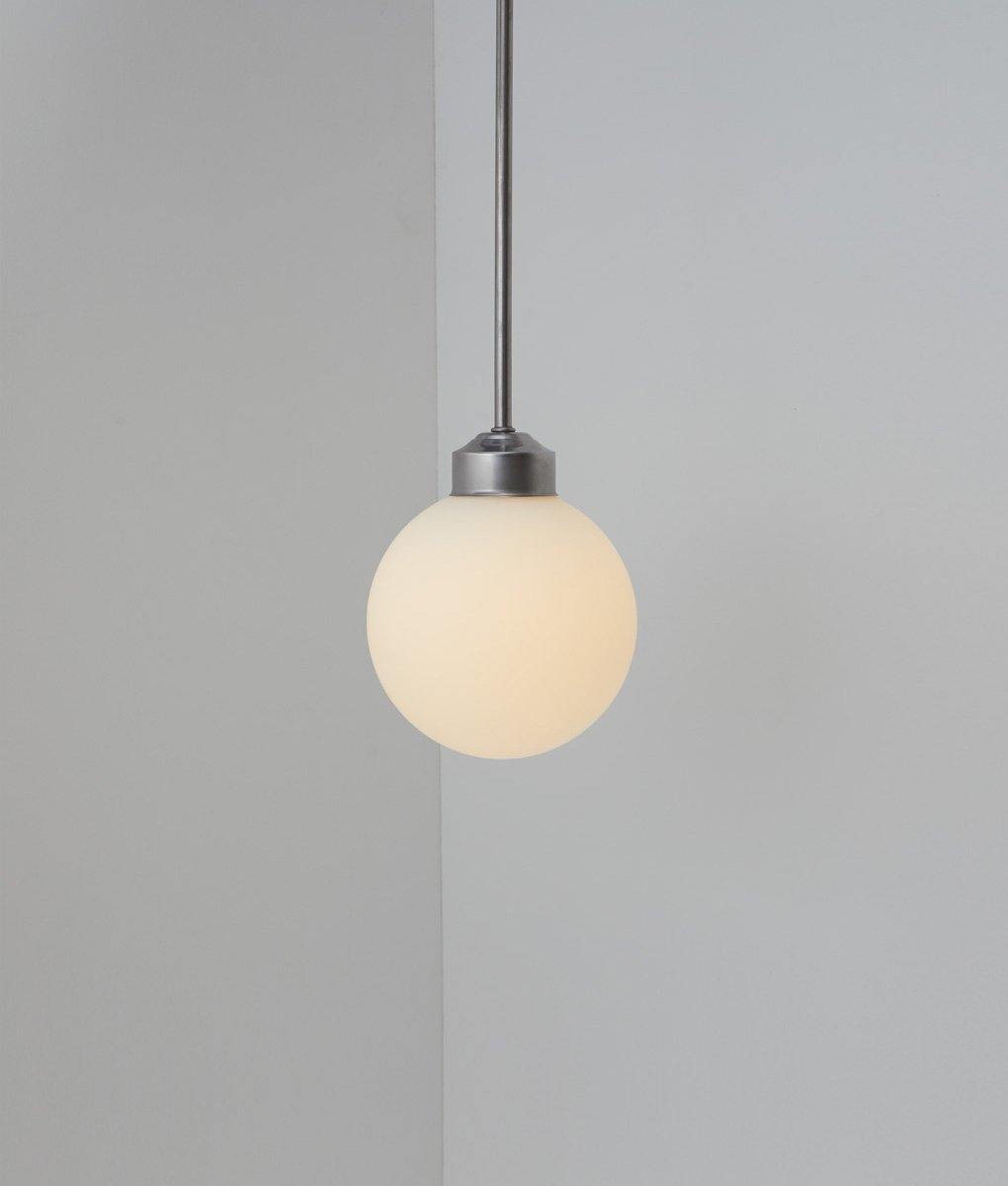 Suspension "Bistro", grande verrerie boule opaline mate, modèle court, 30cm, allumée