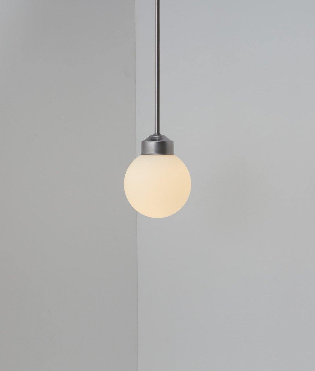 Suspension "Bistro", petite verrerie opaline boule mate, modèle court, 30cm, allumée