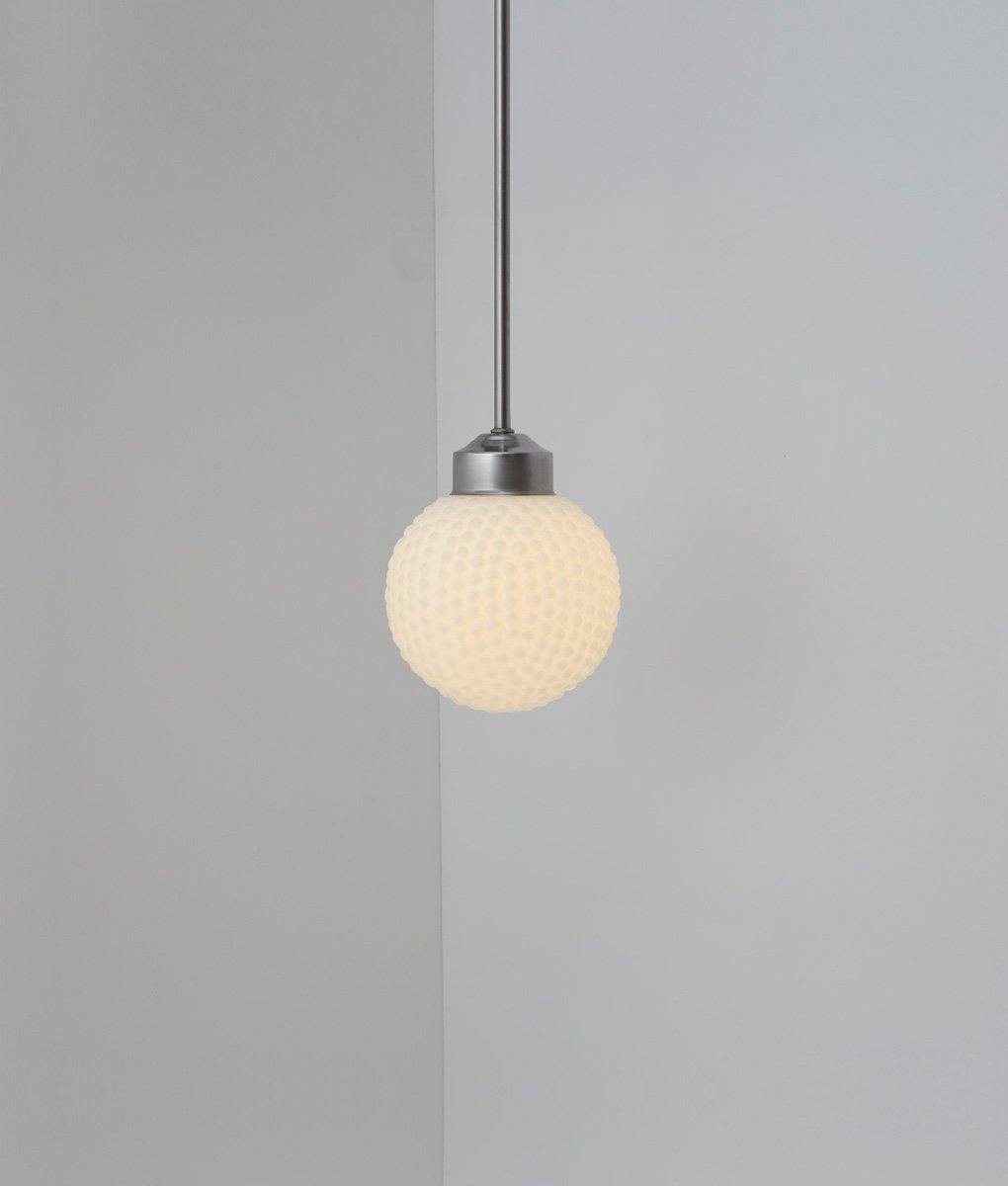 Suspension "Bistro", verrerie opaline boule bullée, modèle court, 30cm, allumée