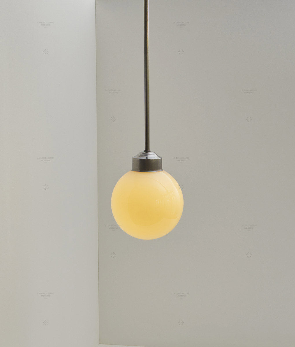 Suspension "Bistro", verrerie boule en opaline crème satinée, modèle moyen