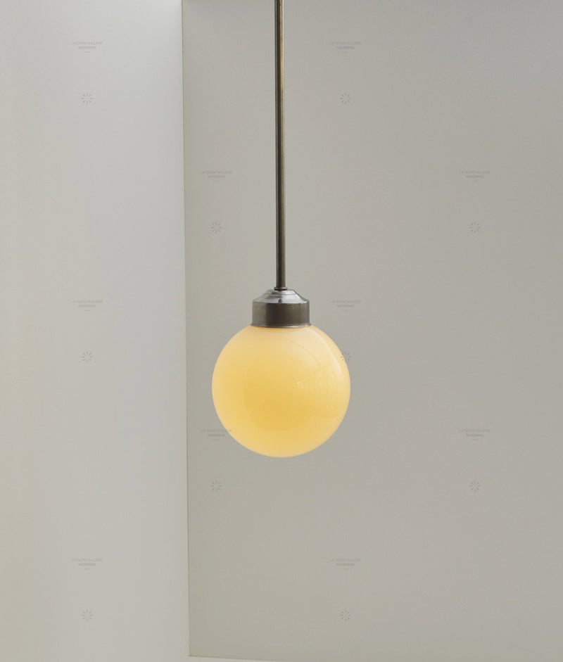 Suspension "Bistro", verrerie boule en opaline crème satinée, modèle moyen