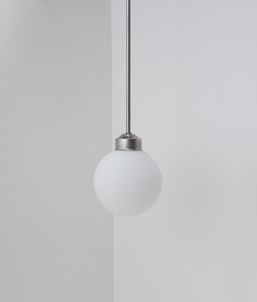 Suspension "Bistro", grande verrerie boule opaline mate, modèle moyen