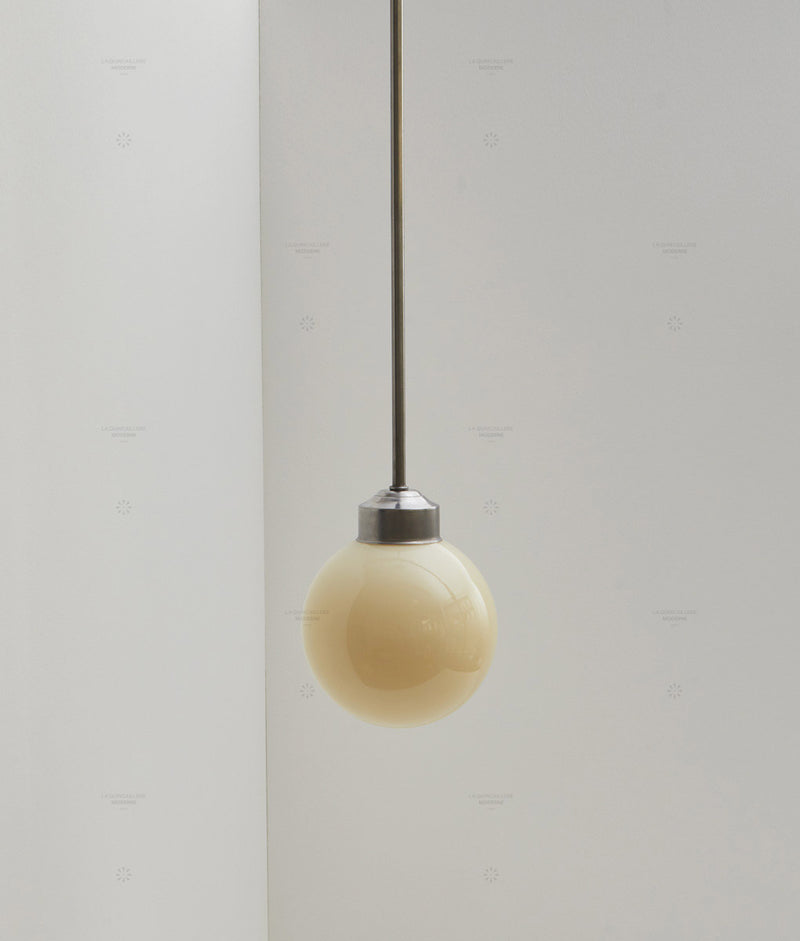 Suspension "Bistro", verrerie boule en opaline crème satinée, modèle long