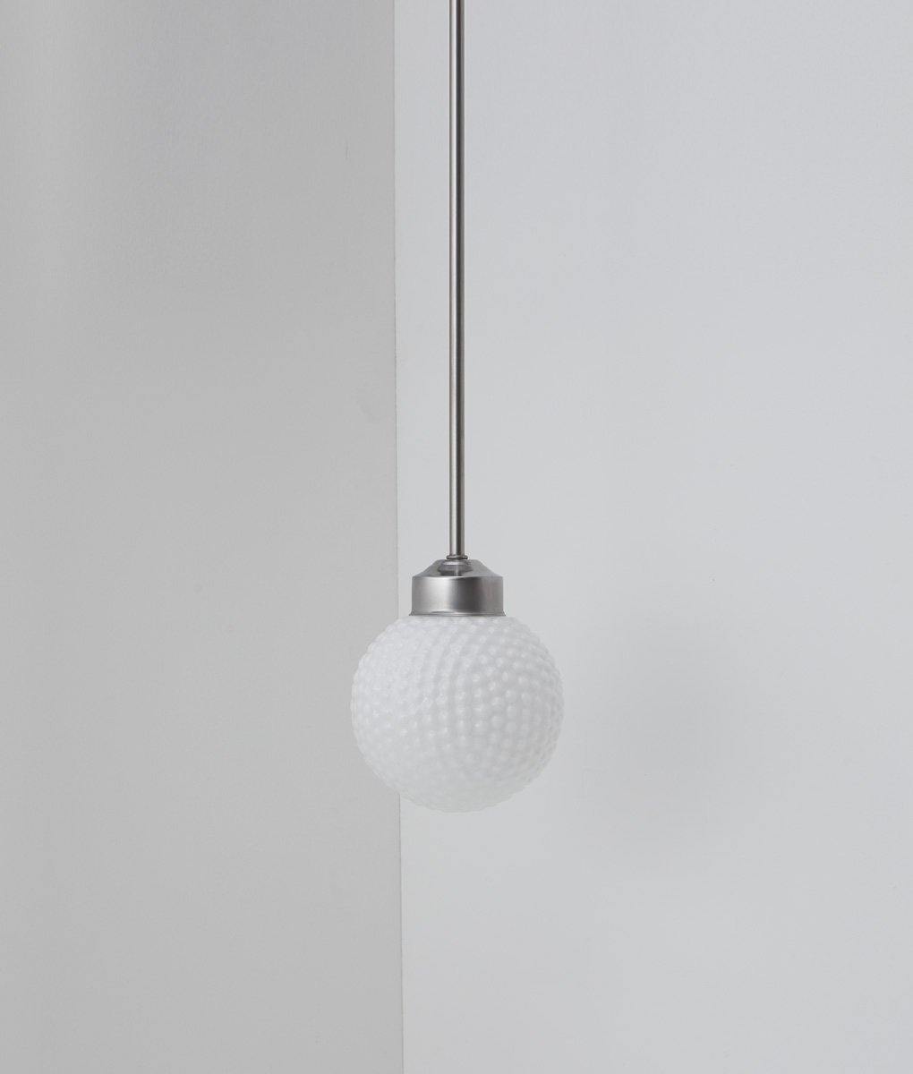 Suspension "Bistro", verrerie opaline boule bullée, modèle long