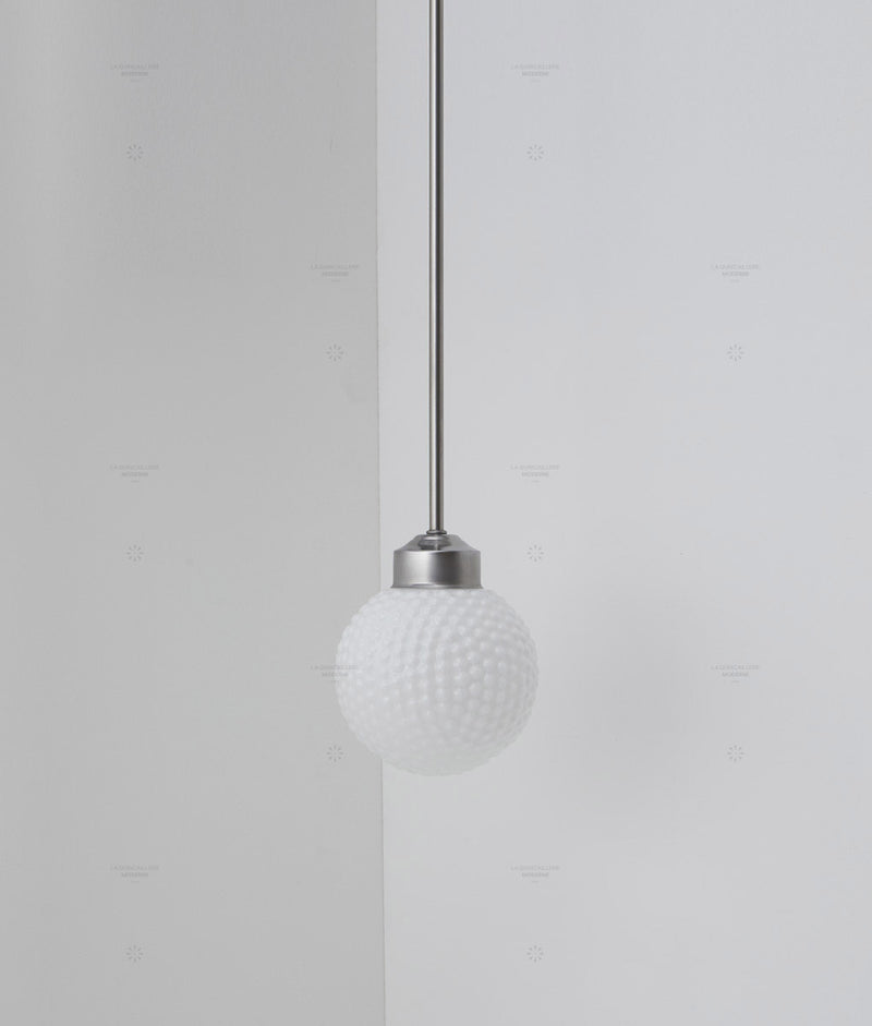 Suspension "Bistro", verrerie opaline boule bullée, modèle long