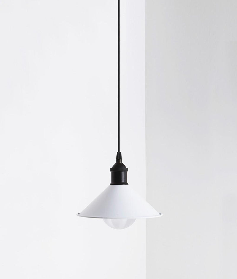 Suspension-Milano-simple-conique-noir-blanc-boule-opale GM
