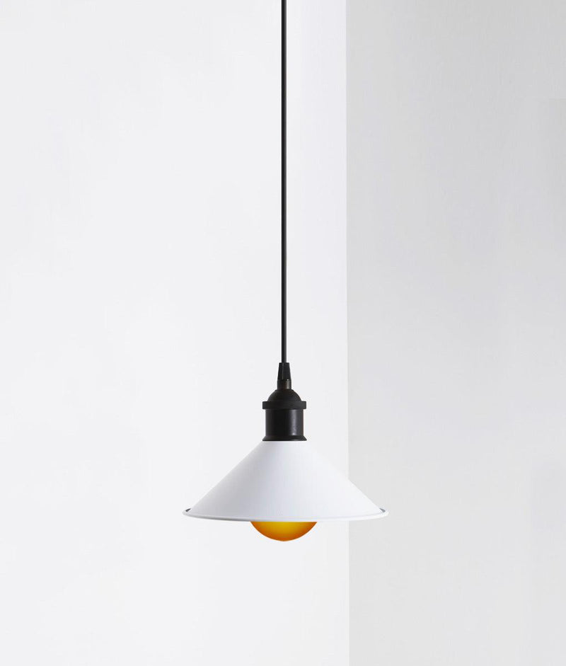 Suspension-Milano-simple-conique-noir-blanc-orange-givree