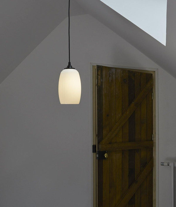 Suspension "Plissé" longue en opaline blanche