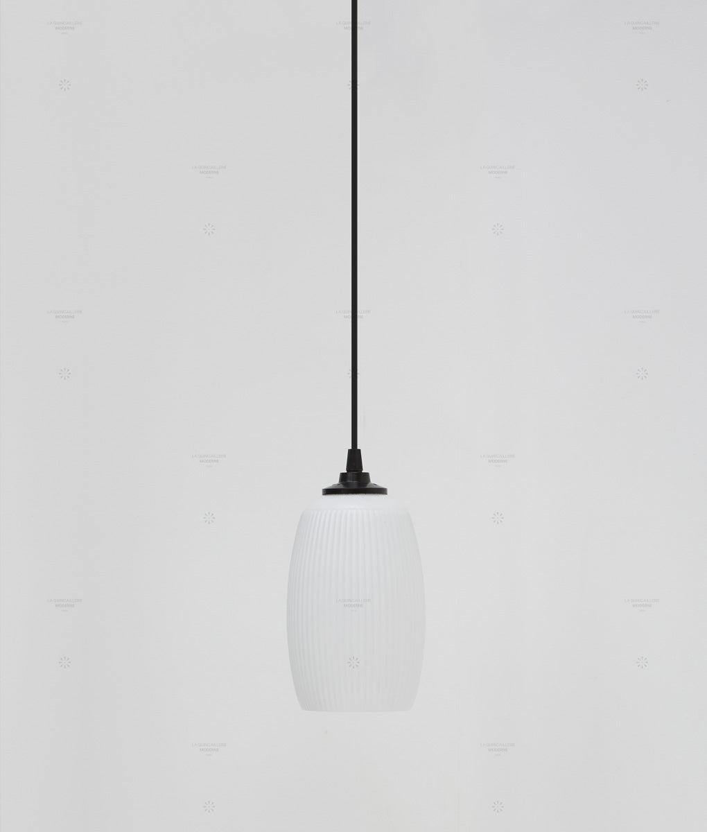Suspension "Plissé" longue en opaline blanche