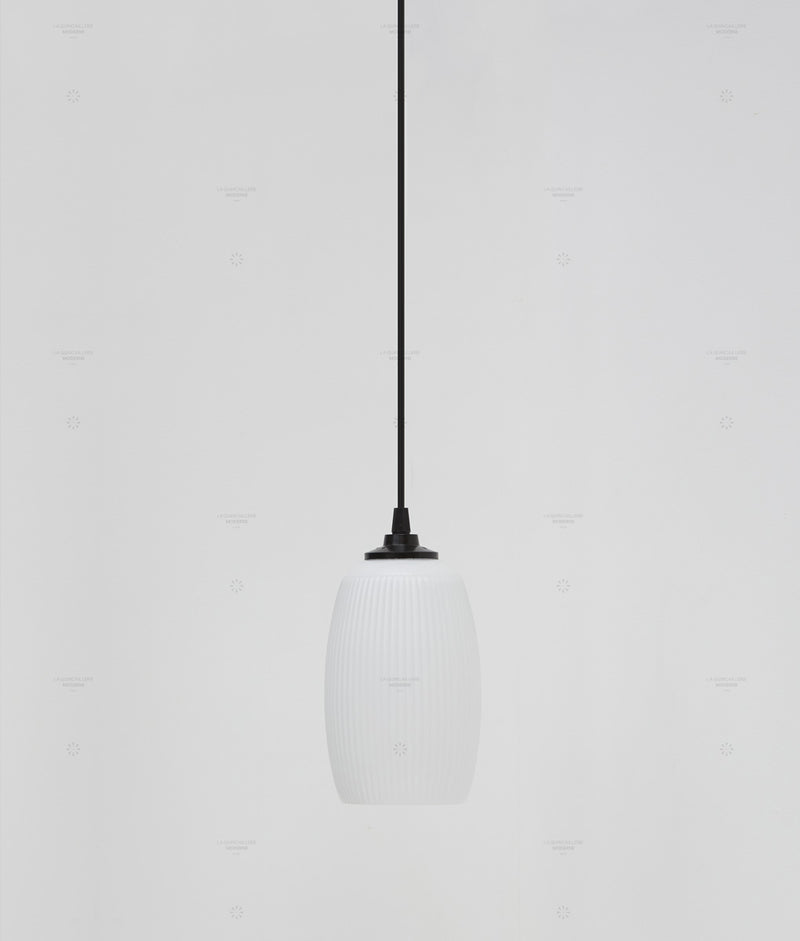 Suspension "Plissé" longue en opaline blanche