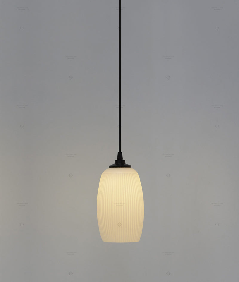 Suspension "Plissé" longue en opaline blanche