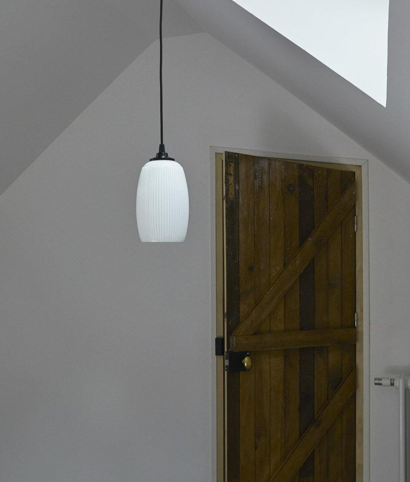 Suspension "Plissé" longue en opaline blanche