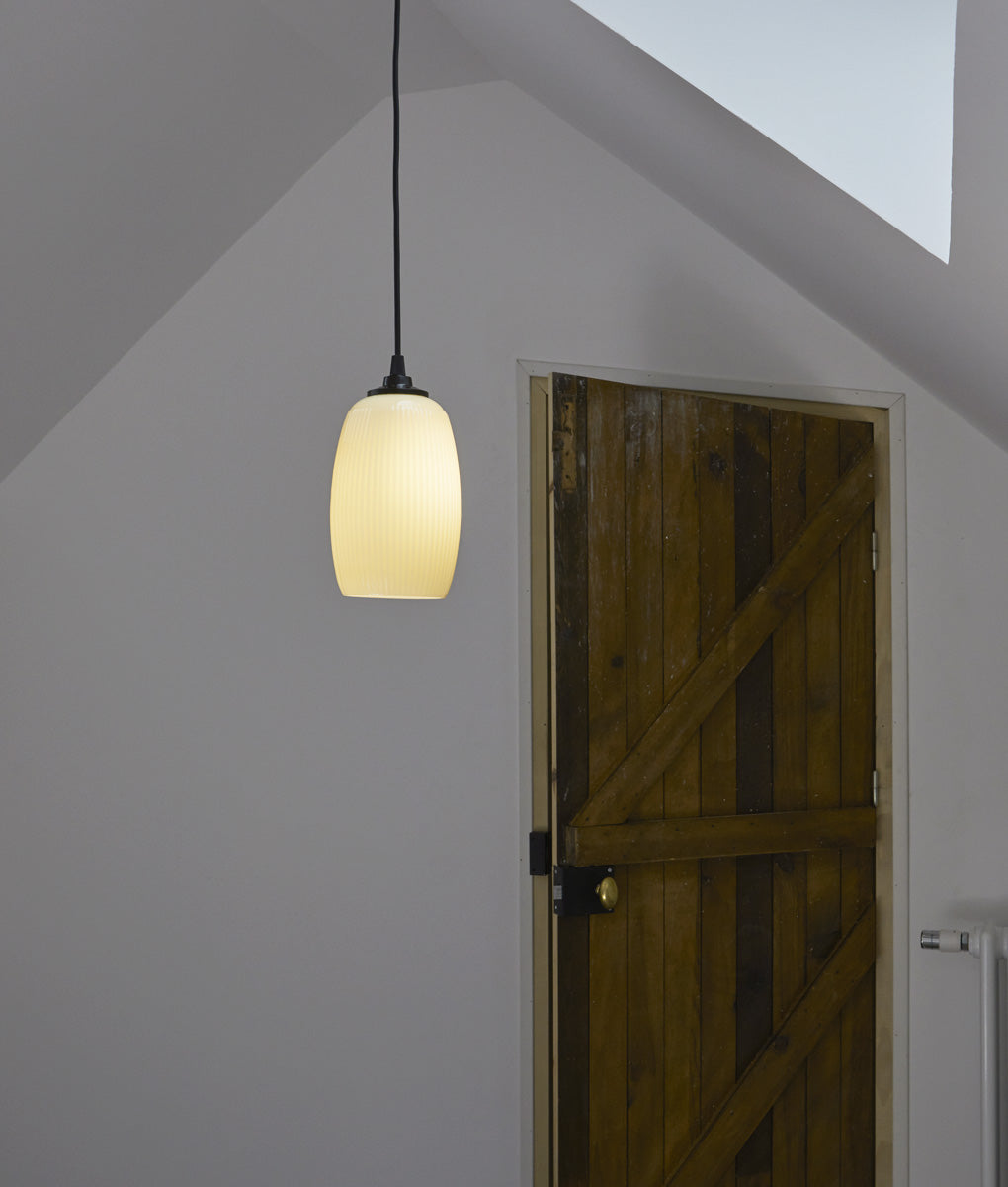 Suspension "Plissé" longue en opaline crème