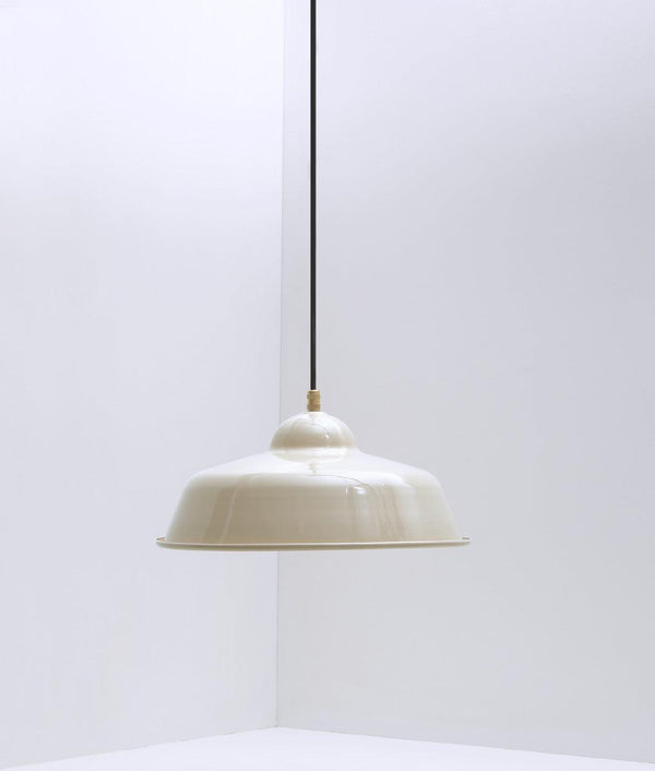 Suspension "Rétro", modèle II, abat-jour crème en métal émaillé