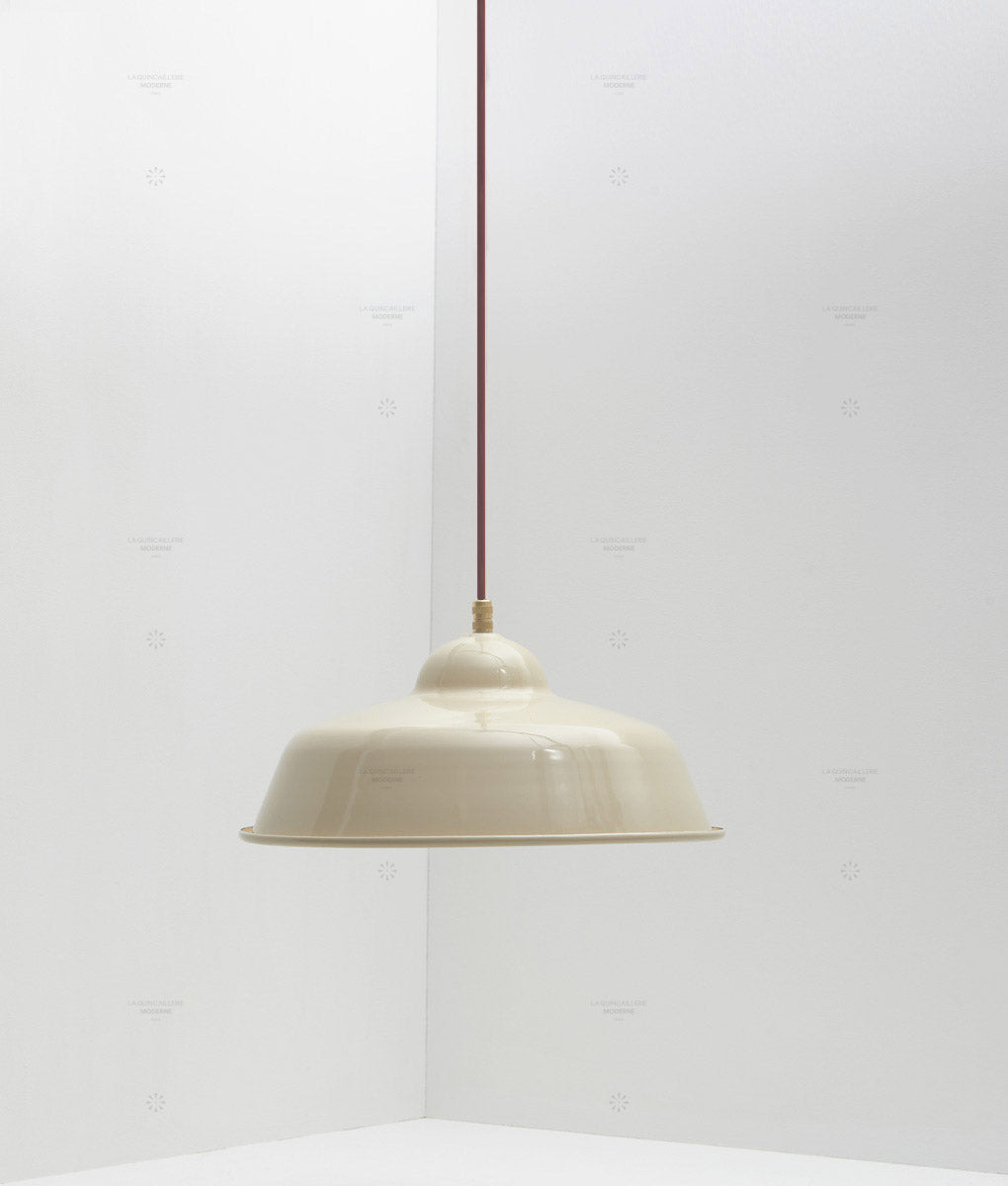 Suspension "Rétro", modèle II, abat-jour crème en métal émaillé