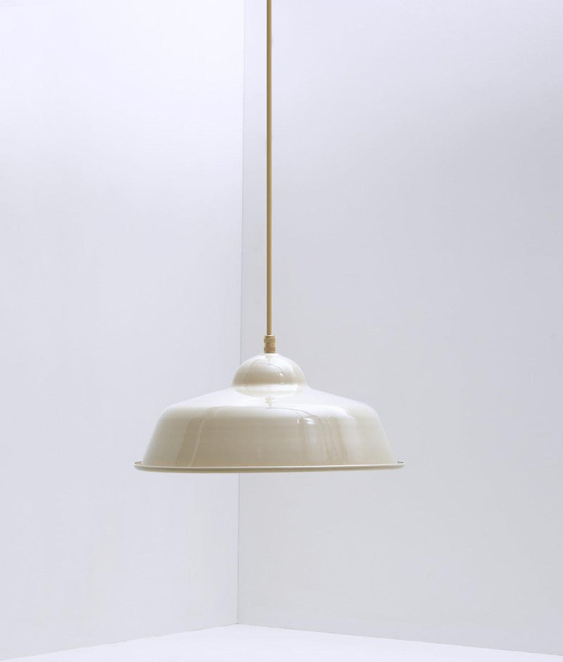 Suspension "Rétro", modèle II, abat-jour crème en métal émaillé