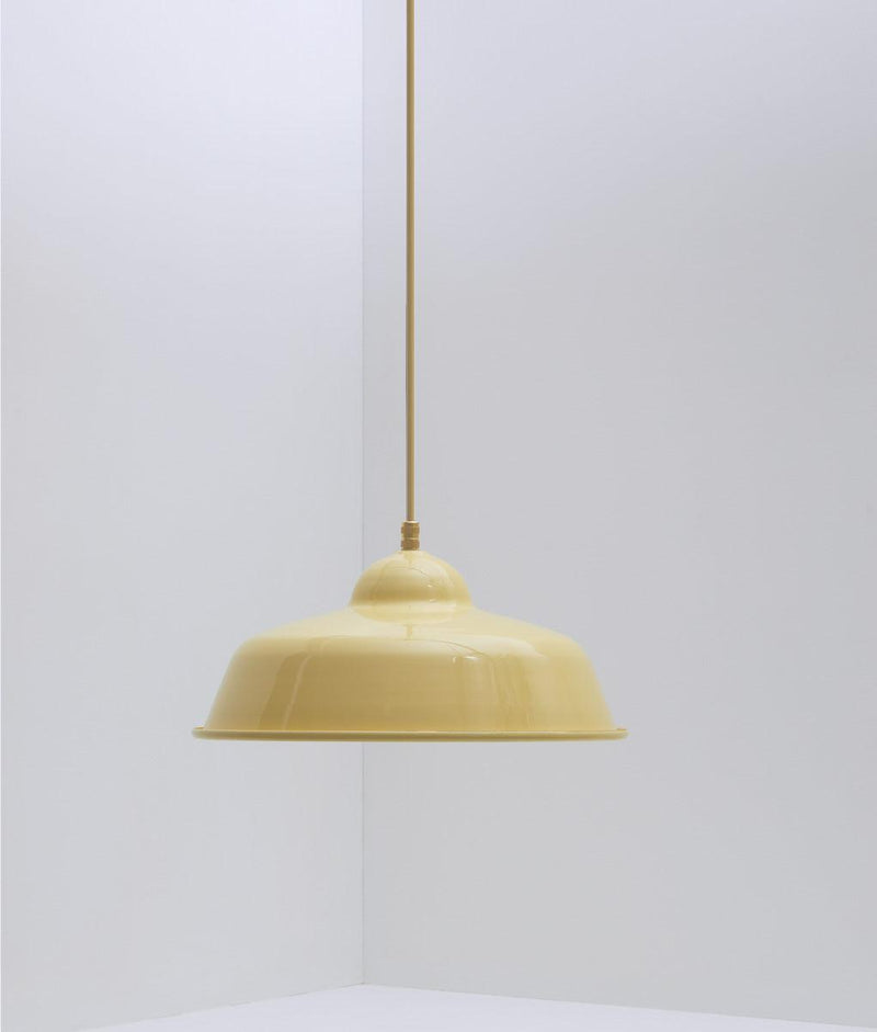 Suspension "Rétro", modèle II, abat-jour jaune pâle en métal émaillé