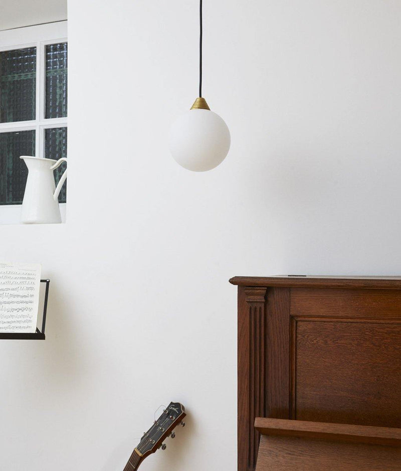 Suspension "Babel", grande verrerie boule en opaline, salon