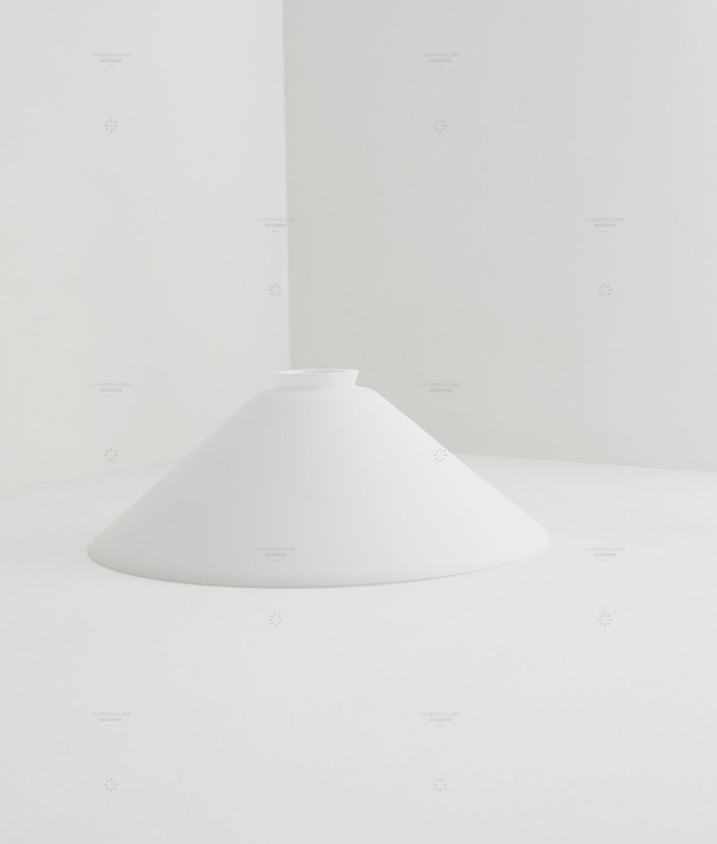 Verrerie conique en opaline avec col - La Quincaillerie moderne