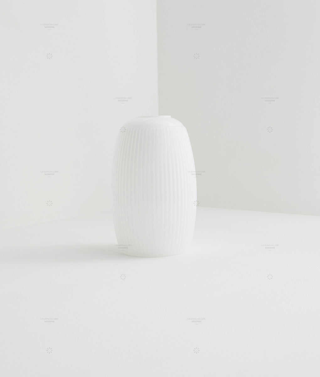 Verrerie plissée à suspendre en opaline blanche