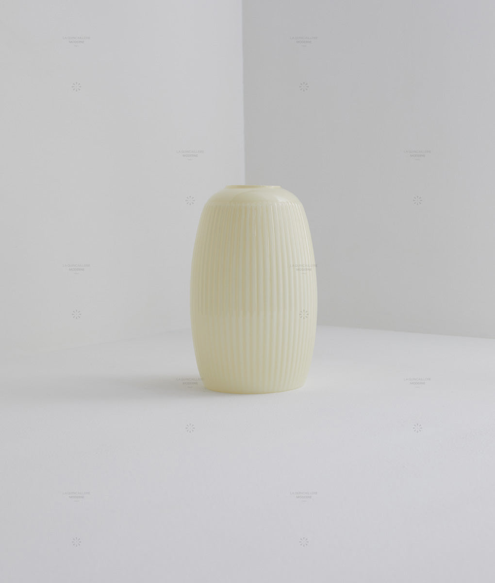 Verrerie plissée à suspendre en opaline crème