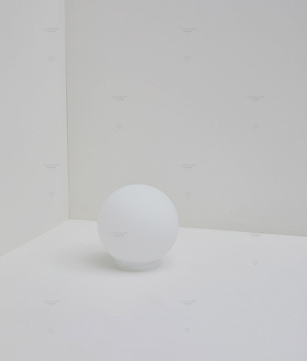 Verrerie boule à visser en opaline mate, filetage ø 84,5 mm