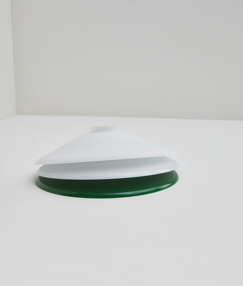 Suspension "Évasé" en opaline verte satinée, avec griffe de fixation en laiton, petit modèle - La Quincaillerie moderne