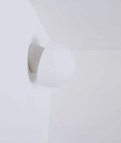 Applique inclinée  en porcelaine industrielle "Grège", base à larges cannelures, verrerie "champignon" mate