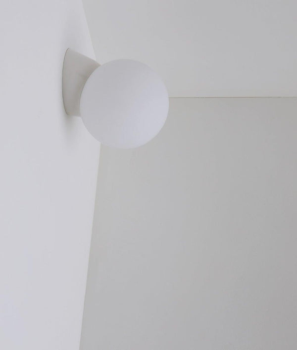 Applique "classique", boule opaline mate, petit modèle, blanc polaire, La Quincaillerie moderne