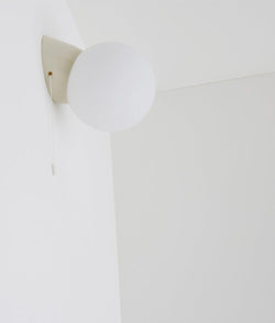 Applique avec interrupteur tirette "classique", boule opaline mate, petit modèle, crème, La Quincaillerie moderne