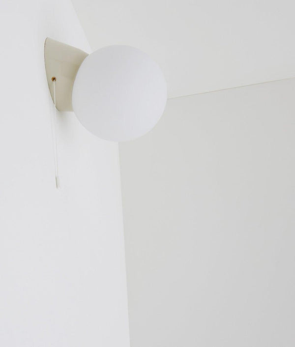 Applique avec interrupteur tirette "classique", boule opaline mate, petit modèle, crème, La Quincaillerie moderne