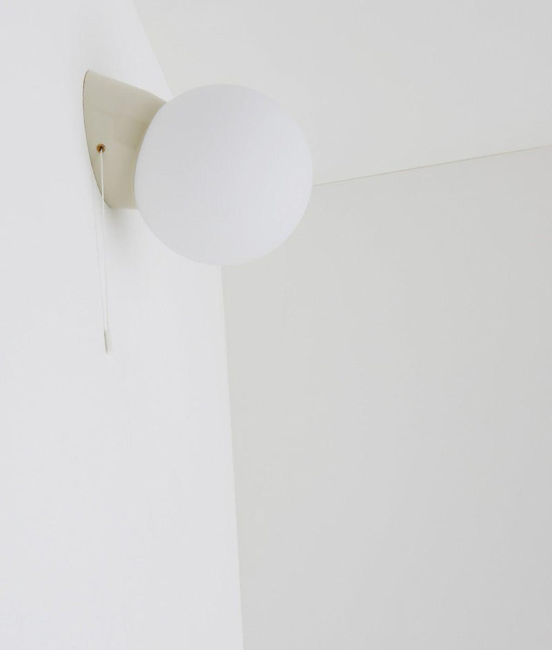 Applique avec interrupteur tirette "classique", boule opaline mate, petit modèle, crème, La Quincaillerie moderne