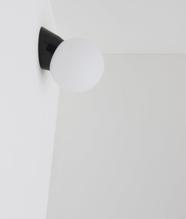 Applique "classique", boule opaline mate, petit modèle, noir bakélite, La Quincaillerie moderne