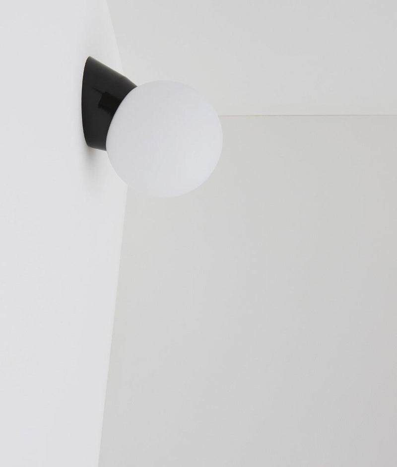 Applique "classique", boule opaline mate, petit modèle, noir bakélite, La Quincaillerie moderne