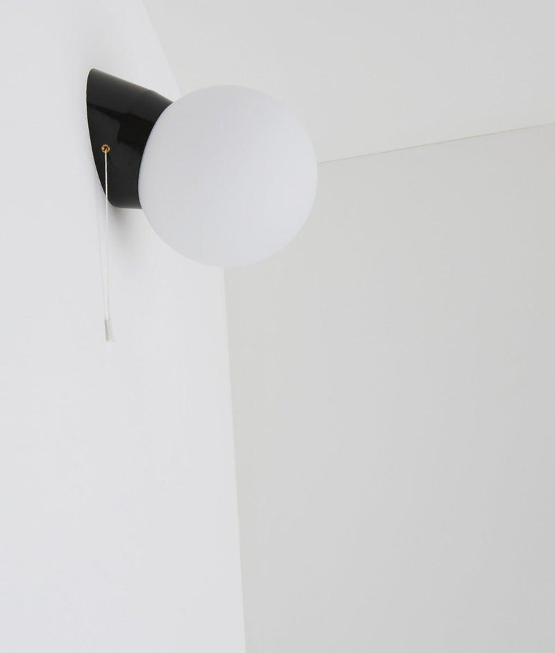 Applique avec interrupteur tirette "classique", boule opaline mate, petit modèle, noir bakélite, La Quincaillerie moderne
