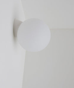 Applique inclinée "classique", boule opaline mate, grand modèle, blanc polaire
