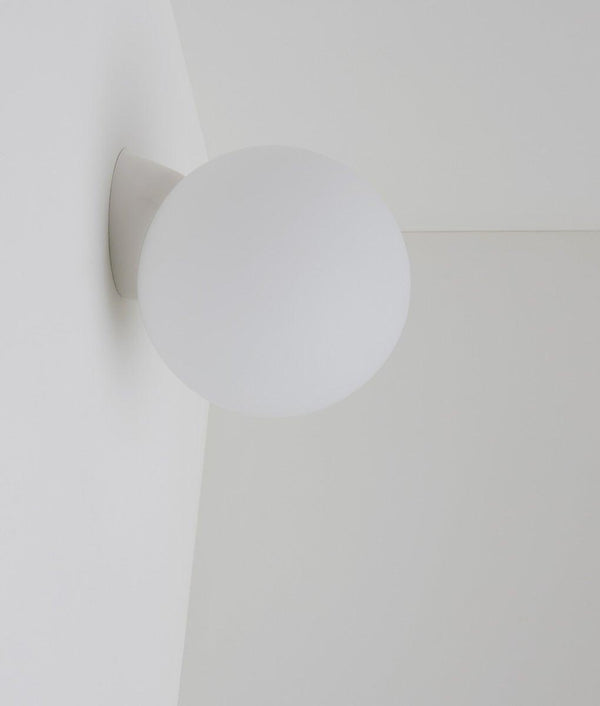 Applique inclinée "classique", boule opaline mate, grand modèle, blanc polaire