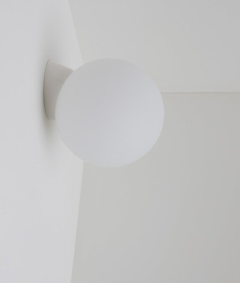 Applique inclinée "classique", boule opaline mate, grand modèle, blanc polaire