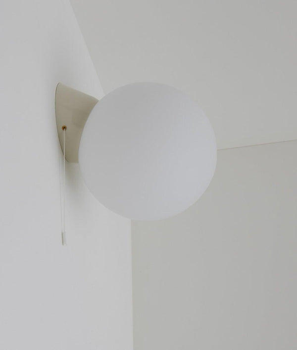 Applique inclinée avec interrupteur tirette "classique", boule opaline mate, grand modèle, crème