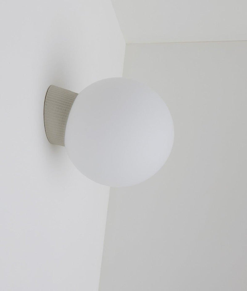 Applique inclinée en porcelaine industrielle "Grège", base à fines cannelures, verrerie boule mate, grand modèle